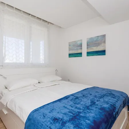 Appartamento In Pag With Kitchen