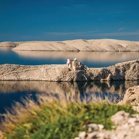 2 Bedroom Beautiful Apartment In Pag