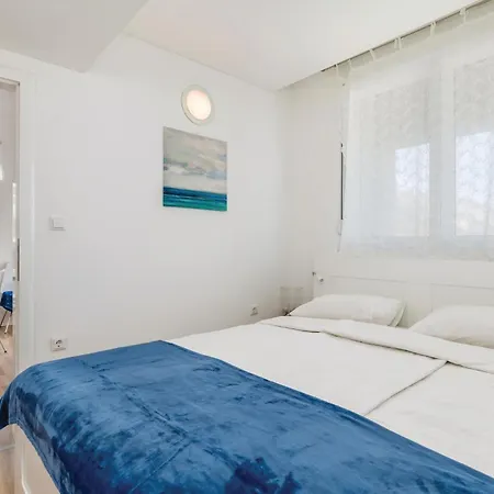 2 Bedroom Beautiful Apartment In Pag Lägenhet *