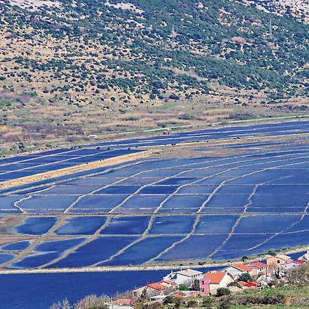 2 Bedroom Beautiful In Pag 帕格