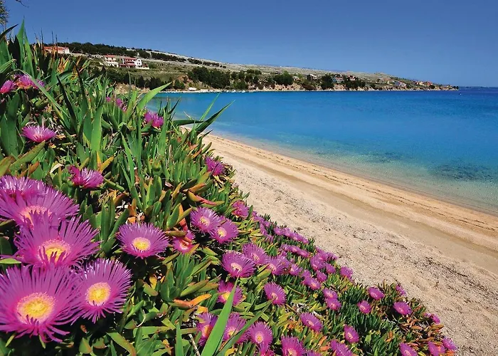 2 Bedroom Beautiful Apartment In Pag