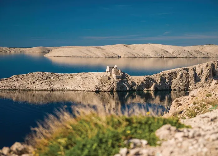 2 Bedroom Beautiful Apartment In Pag