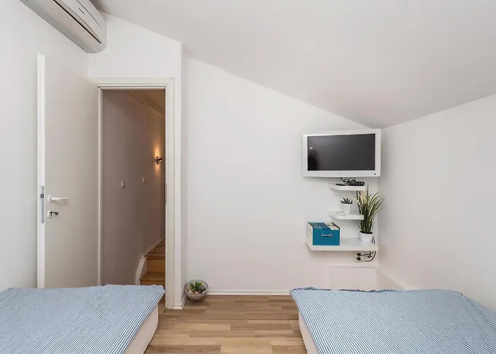 Lägenhet 2 Bedroom Beautiful Apartment In Pag *