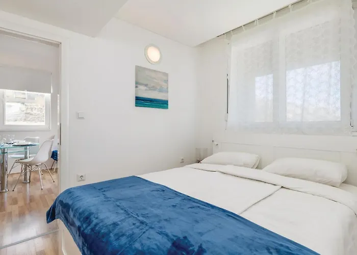 2 Bedroom Beautiful Apartment In Pag Lägenhet *