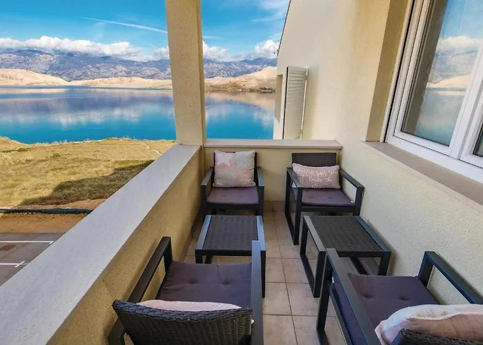 Lägenhet 2 Bedroom Beautiful Apartment In Pag